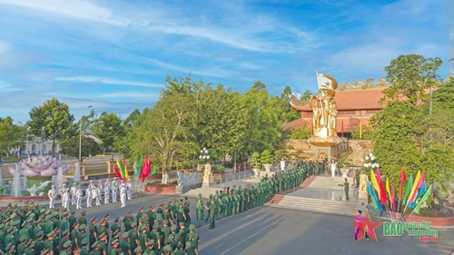 Quân khu 9: Viếng Tượng đài Chiến thắng, dâng hương Nhà tưởng niệm Chủ tịch Hồ Chí Minh
